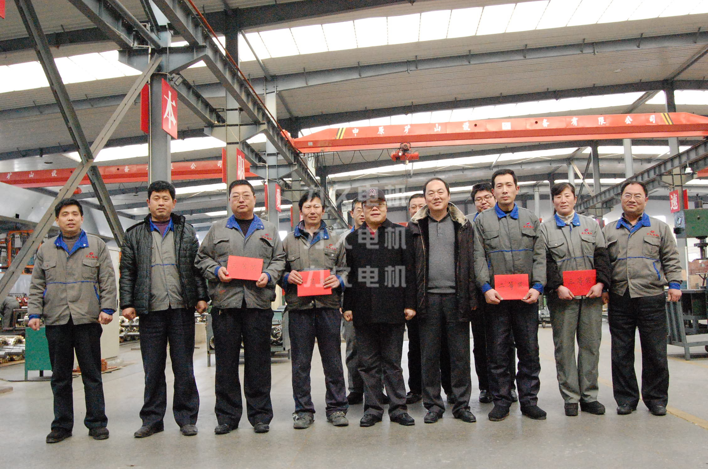 領導為王洪剛等優(yōu)秀員工頒獎